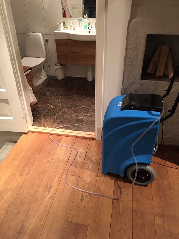 Avfuktare under skadehantering på Värmdö